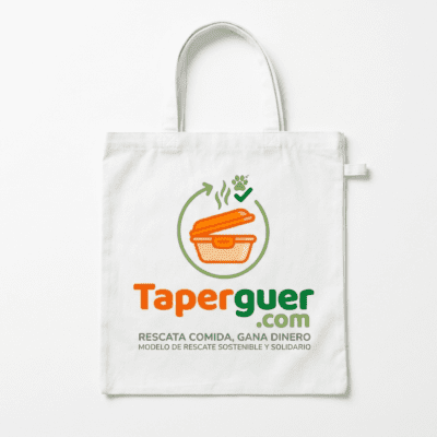Bolsa de tela (tote bag) de color blanco con el logotipo de Taperguer impreso en el centro, promoviendo el consumo responsable y sostenible.