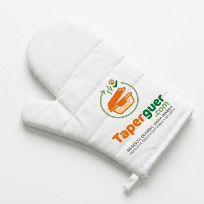 Guante de cocina de color blanco que lleva impreso el logotipo de Taperguer, representando la seguridad en el manejo de alimentos.